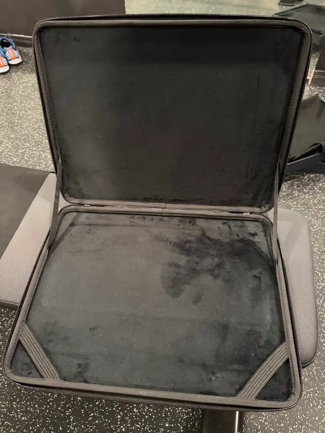 18” Laptop hardcase in Laptop Accessories in Markham / York Region - Image 3