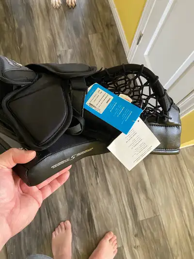 This is a new Bauer SR goalie catcher, never used and still has the tags on. The Bauer M5 Pro catche...