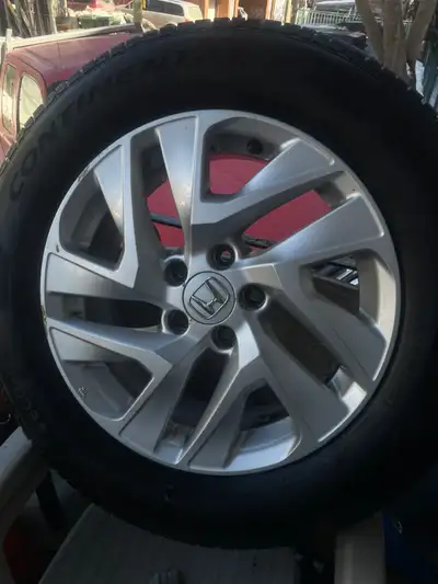 4 pneus avec Mags Honda CRV Mags avec pneus continental 225/65/17 Utilisé l'été dernier, 2025 Je le...