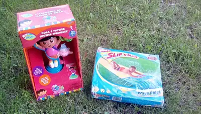 Arroseur DORA + Glissade d'eau / DORA'S sprinkler + water slide, View more