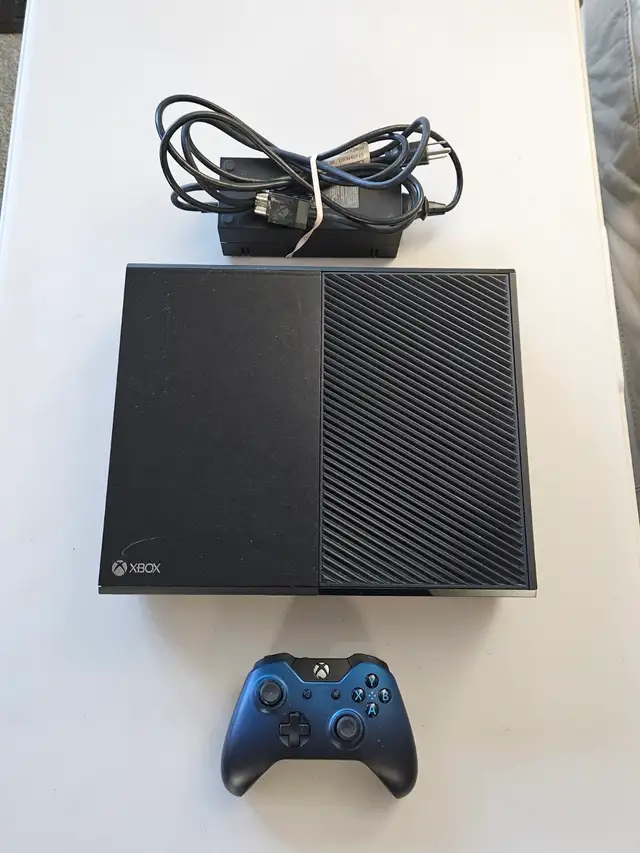Microsoft Xbox One 500GB Model 1540 + Ocean Shadow Controller