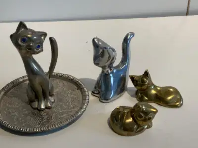 Collection de figurines de chats en  métaux (laiton,étain etc.), View more
