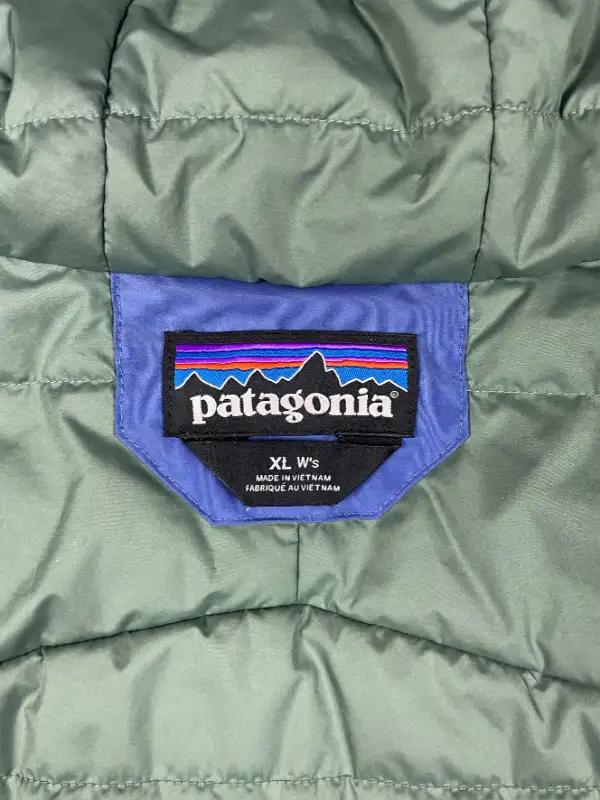 Patagonia 2022 Insulated Powder Town Jacket - Women's Size XL in Women's - Tops & Outerwear in St. Albert - Image 6