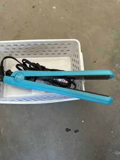 Style your hair with this PYT Hair Straightener featuring 1-inch plates for sleek, smooth results. T...