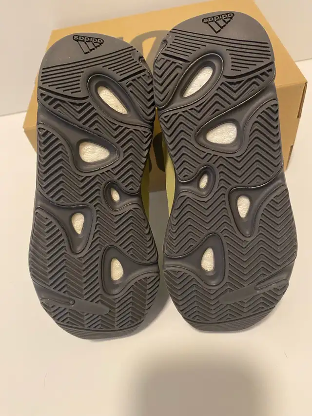 kids Yeezy 700 sneakers (NEW) in Kids & Youth in Oakville / Halton Region - Image 4
