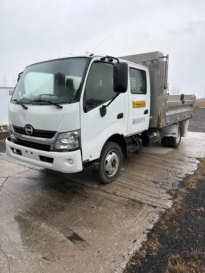 Camion 6 roues Hino, année 2015, modèle 195 105,620 kilomètres Inspection SAAQ valide jusqu’en mars...