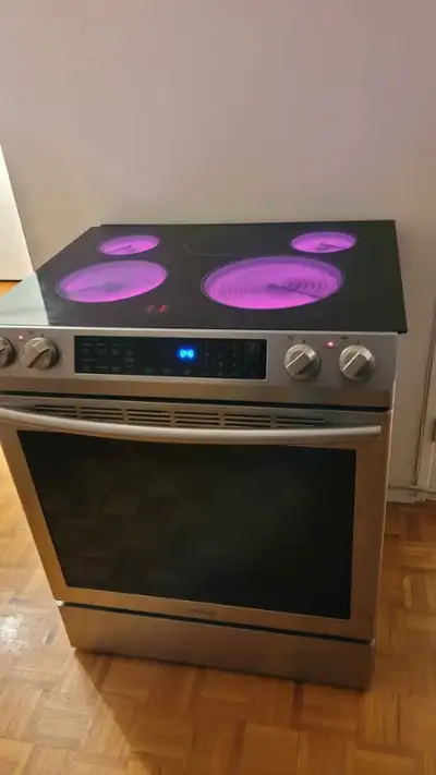 Oe6 Slide-in Samsung Stove, clean, has convection, View more
