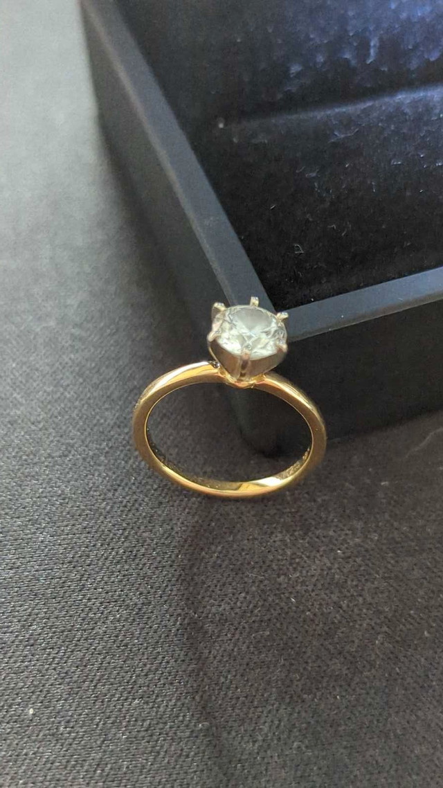 Engagement ring round cut diamond 1.03 carat. 18k yellow gold. in Jewellery & Watches in Markham / York Region - Image 2