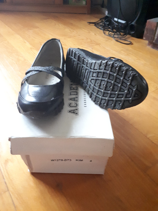 Chaussures d'école fille en cuir noir grandeur 4 et 5 dans Enfants et jeunesse  à Laval/Rive Nord - Image 3