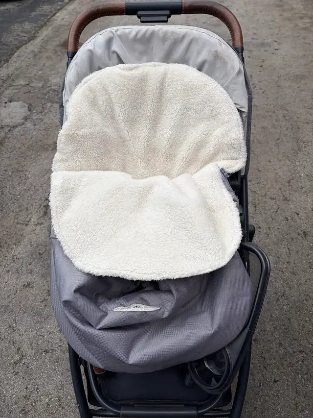 Uppa Baby Cruz V2 Bundle in Strollers, Carriers & Car Seats in Hamilton - Image 4