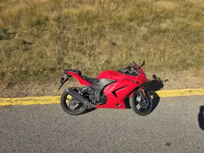 Looking for a fun, reliable bike to learn on or commute with? This 2011 Kawasaki Ninja 250cc is perf...