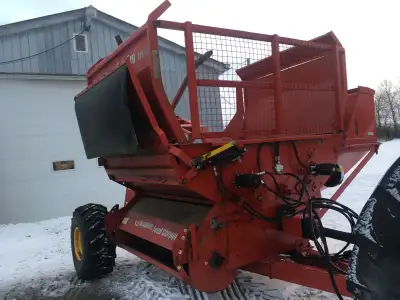 For sale 2016 Highline CFR650 bale processor Has feed chopper and grain tank Large flotation tires R...