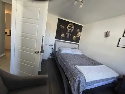 Une chambre à louer – Pont-Viau (Laval) – 800 $/mois tout inclus Disponible le 1er septembre Une cha...