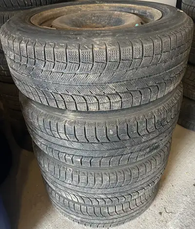 Off a Honda Odyssey Size: 235/60R18 Center Bore / Hub Bore: 64.1 mm Bolt Pattern (PCD): 5x120 Tire D...