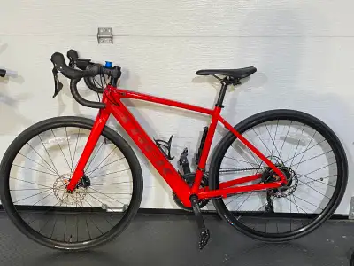 Vélo de route à assistance électrique grandeur 52cm. Acheté au printemps 2024 chez Primeau Vélo. Seu...