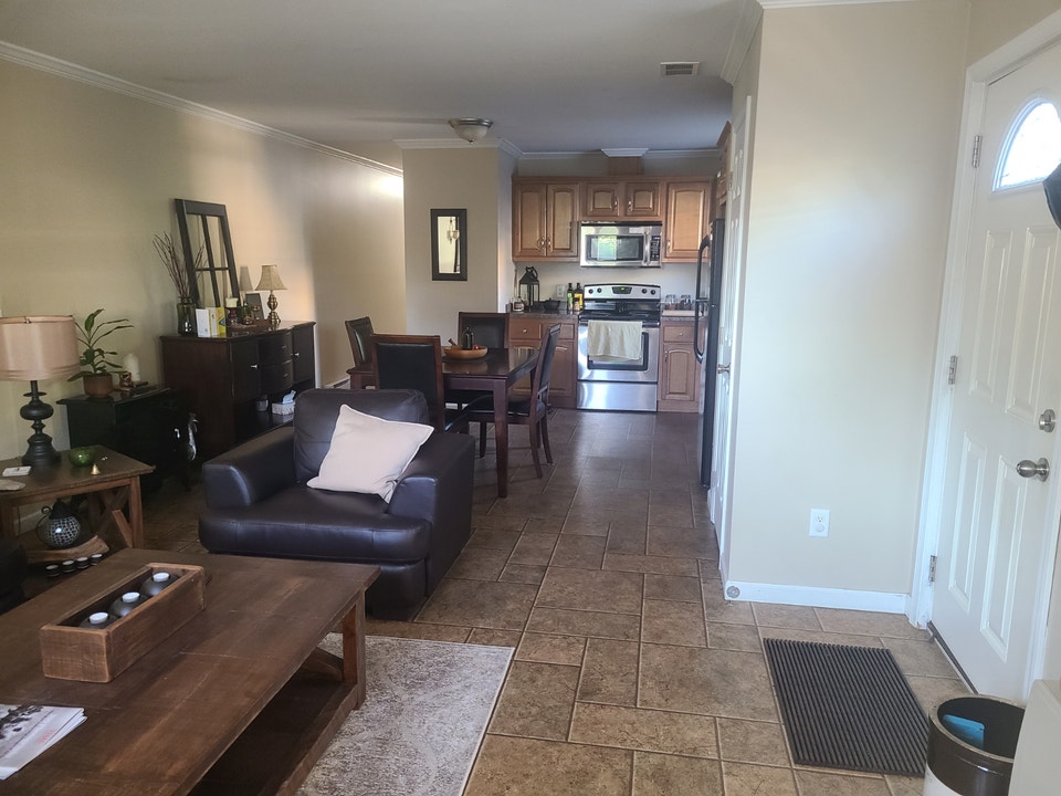 3-Bed Up-Level Apt with Private Fenced Yard & Shed – Sep/Oct 01 1