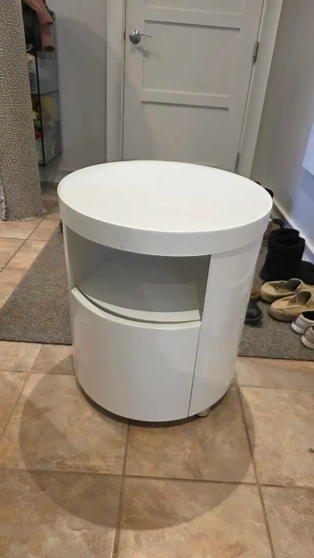 Vente déménagement tapis + table de chevet  in Multi-item in Laval / North Shore - Image 2