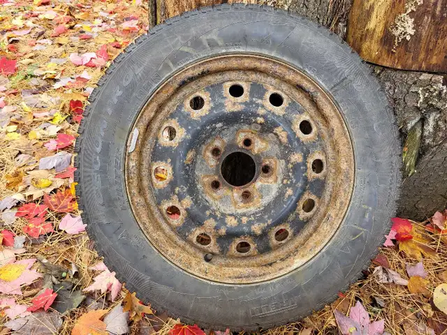 4 pneus d'hiver sur rims + 1  (2x 215/60 R16  3x 205/65 R16) in Tires & Rims in Laval / North Shore - Image 5