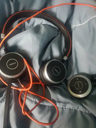 Listen to your favourite tunes or take important calls with these used Jabra headphones! These headp...