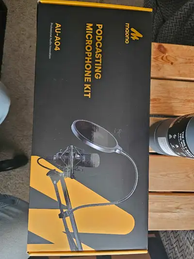 Get ready to podcast like a pro with this Maono AU-A04 podcasting microphone kit, designed to delive...