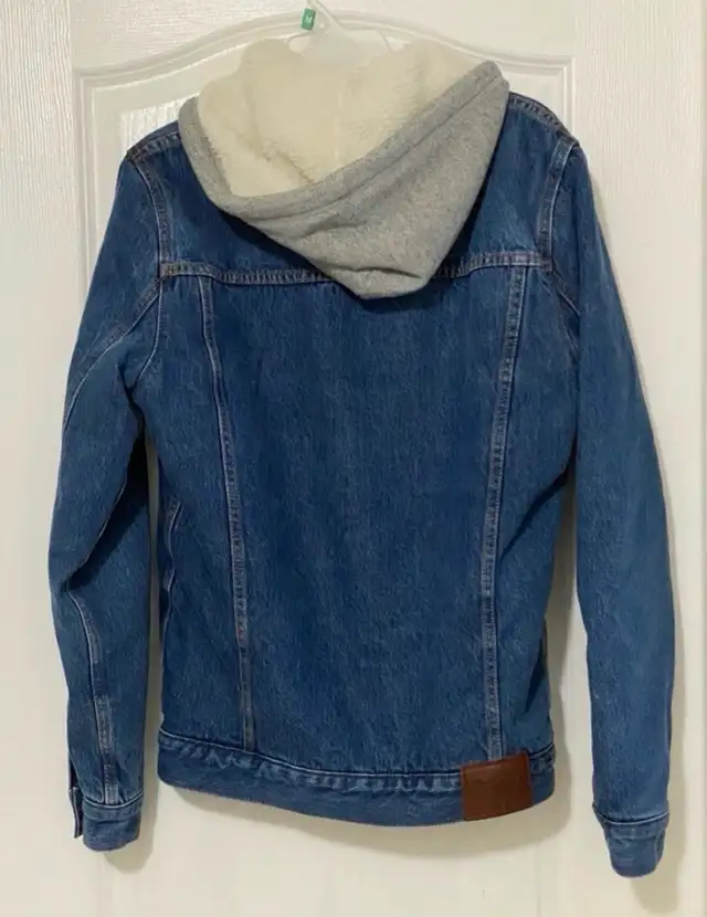 Abercrombie & Fitch Sherpa-Lined Trucker Denim Jacket in Men's in Mississauga / Peel Region - Image 7