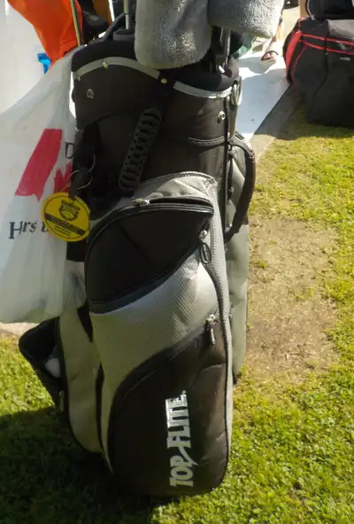 Full set of R/H Clubs (848C Tour Classics) 1,3,5 Woods, 3,4,5,6,7,8,9 Irons 2 Putters Top Flite Bag...