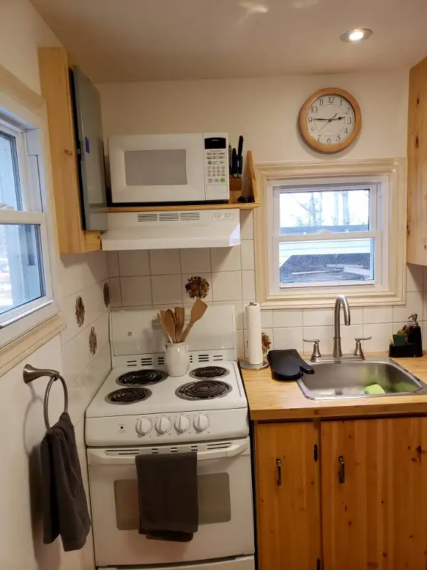 Three Bedroom Cottage, 45 minutes north of Kingston in Ontario in Canada - Image 4