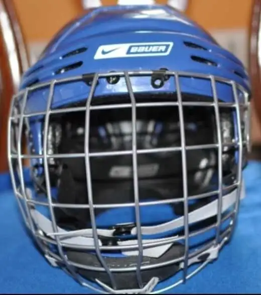 Self-adjustable Bauer Hockey Helmet with Shield in Hockey in Mississauga / Peel Region - Image 3