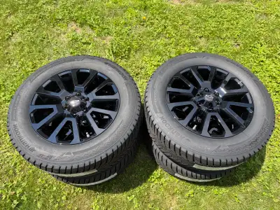 J’ai un set de 4 tire d’hiver 245 60 r 18 Hankook i’cept iz3x avec mags replica r256 6x120 noir et v...