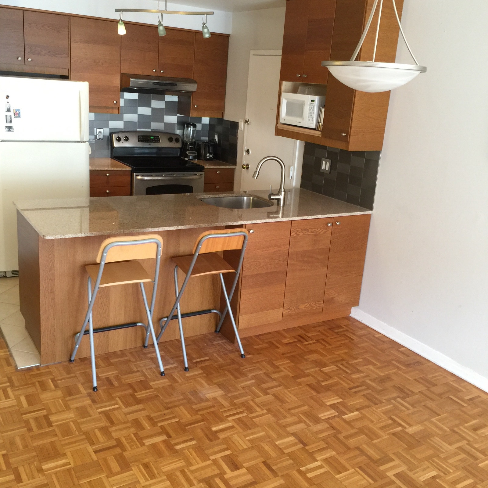 Appart. 4 1/2, Ch. Spacieuses, Pk Intérieur, Cuisine et SB rénov — photo 3