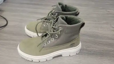 Timberland* women's boots size 7, View more