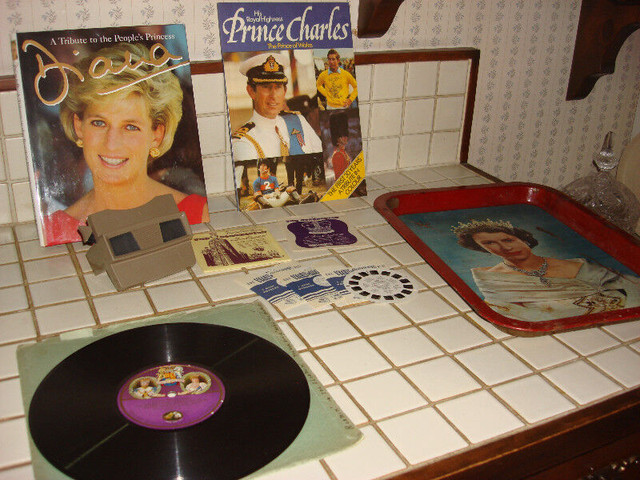 VINTAGE ROYAL FAMILY COLLECTIBLES * TRAY * RECORD * VIEWMASTER in Arts & Collectibles in North Bay - Image 2
