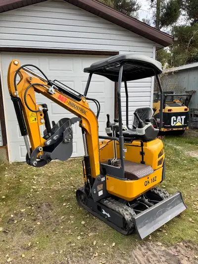 17 Hp engine, 7" tracks, 39" backfill blade, Hydraulic thumb, hydraulic oil cooler, Pilot controls (...