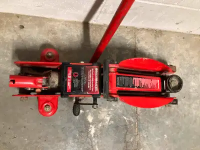 Motomaster 2.5 Ton Hydraulic Jack, View more