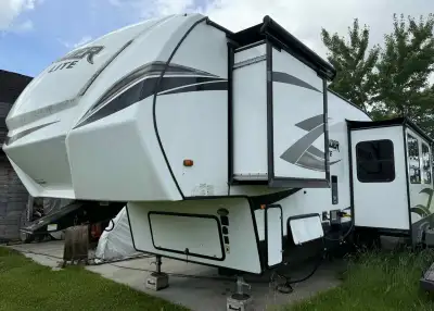 FIFTH WHEEL CRUSADER CSF29 2020 34.33 PIEDS 2 EXTENSIONS POIDS : 8100,4 LBS 2 CHAMBRES LIT QUEEN PEU...