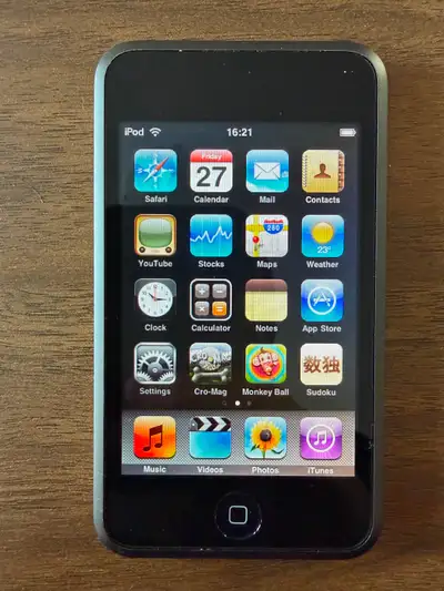 La première génération du Ipod Touch. Capacité 16GB Vient avec le cable USB original. Le système a é...