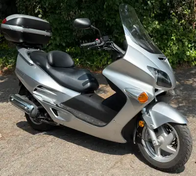Cruising around town has never been easier or more stylish than with this Honda Reflex scooter! With...
