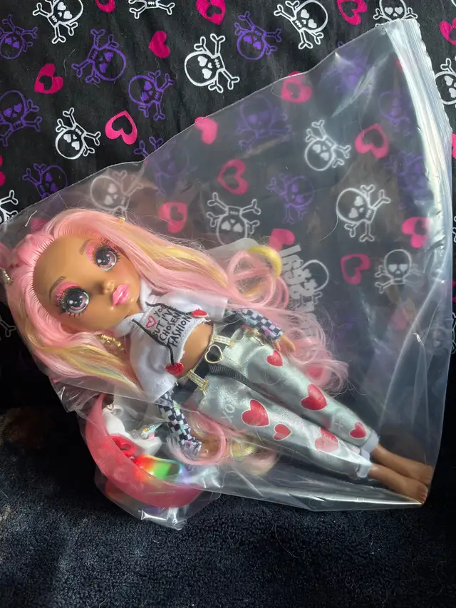Rainbow high doll (Pink) in Toys & Games in Oshawa / Durham Region - Image 6