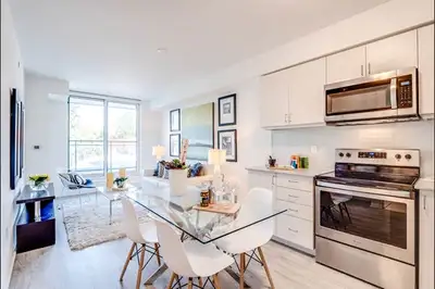 Female Room in a Gorgeous 3 Bed Penthouse Condo