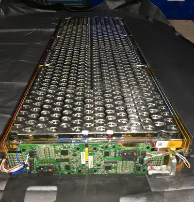 Module from a 2013 Toyota Rav4 EV battery manufactured by Tesla. Module de batterie provenant d'un T...