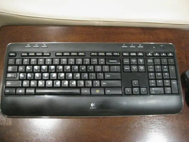 Black Logitech MK520 Wireless Keyboard and Laser Mouse Combo in Mice, Keyboards & Webcams in Kitchener / Waterloo - Image 3