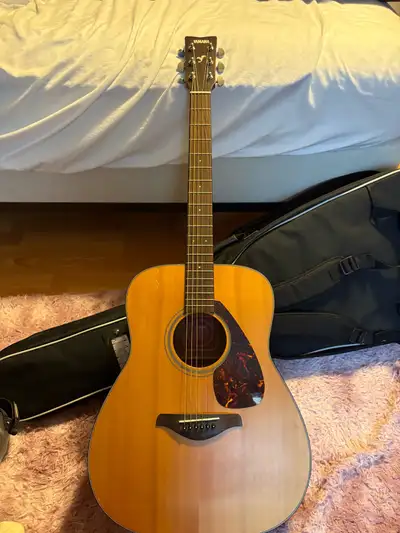This is a Yamaha FG700S acoustic guitar. It's in good condition and has a warm, balanced tone perfec...