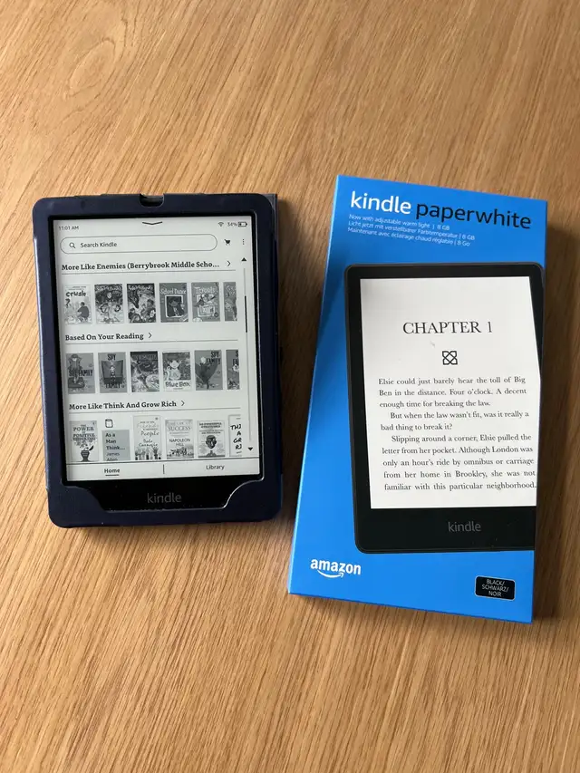 Like New Kindle Paperwhite 2021 with synthetic leather case