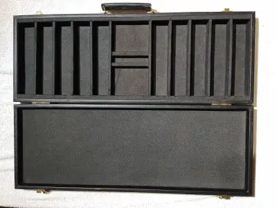 Faux Leather Poker Chip Set Case with Alligator Pattern Price: • $20 CAD (Firm) Location: • Near Hun...