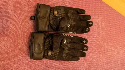 I'm selling a pair of Knox ORSA OR4 motorcycle gloves designed for superior protection and comfort w...