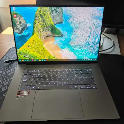 Asus Zenbook S16 en excellente condition, j'ai la facture pour prouver l'achat. Écran 3k Oled de 16...