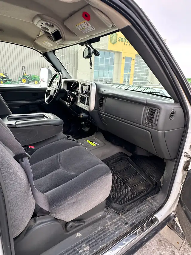 2004 GMC Sierra 2500HD Duramax Diesel 6.6L For Sale in Cars & Trucks in Regina - Image 8