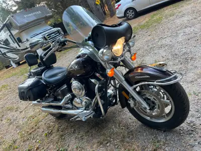 Superbe Yamaha V star 1100 Très propre toujours remise garages chauffeur Pas de bosse ou déchirure P...