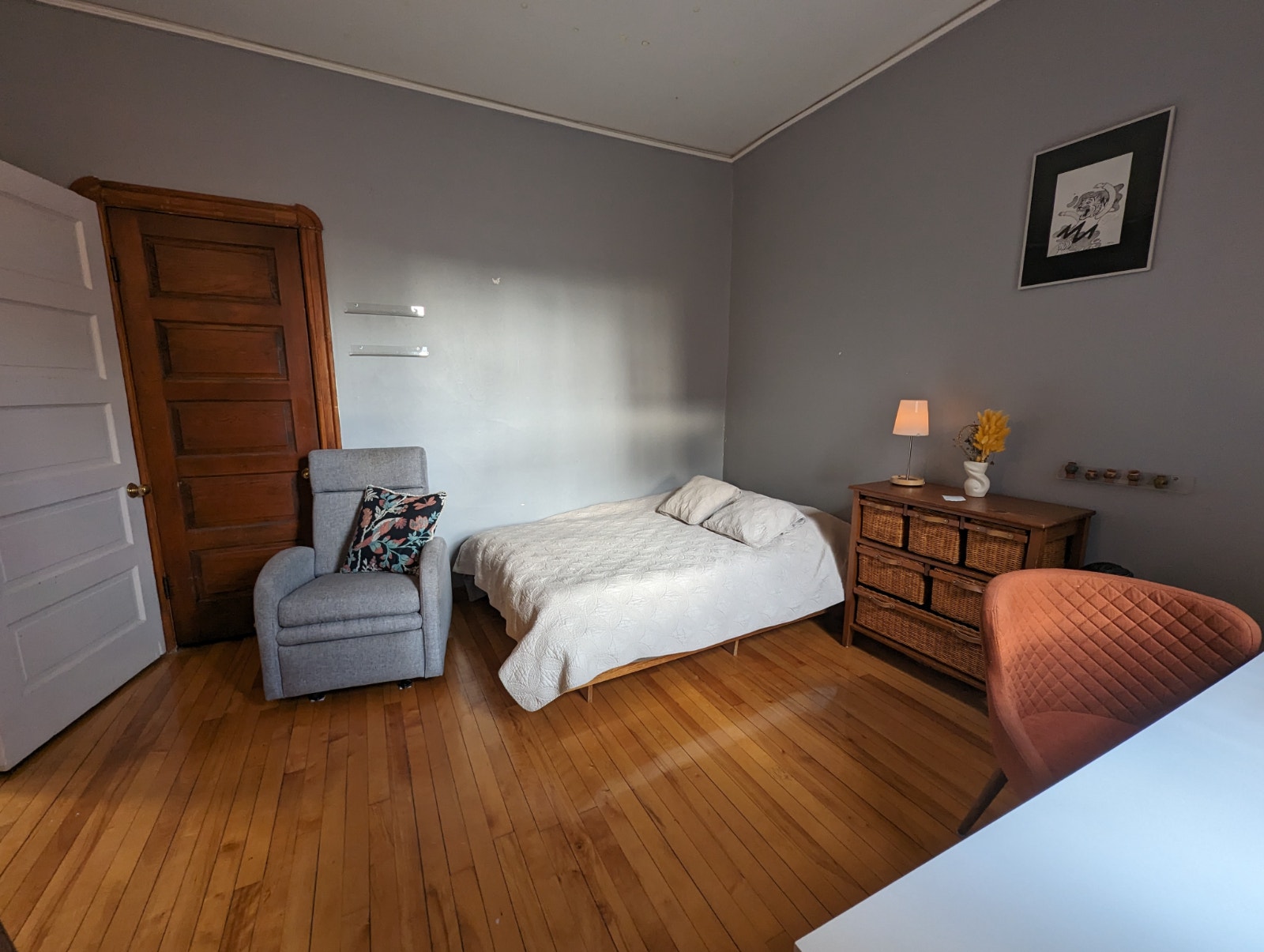 Chambre pour femme - temporaire / Room for a woman - short term — photo 3
