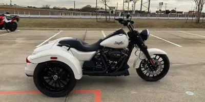 New 2023 Harley Freewheeler with 323 Ks. Milwaukee-Eight 114. 6 speed. New windshield and heal toe s...